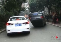 吃瓜群众救车视频,惊险瞬间！吃瓜群众勇救被困车辆