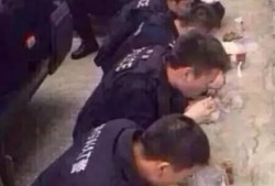 警察押送犯人吃瓜搞笑视频,警察与犯人搞笑互动，吃瓜群众笑翻天！