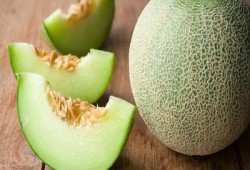 宝宝吃哈密瓜的危害视频,警惕！宝宝食用哈密瓜可能存在的风险与危害