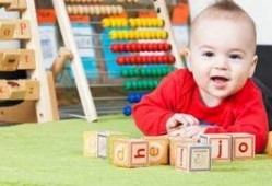 二岁小孩吃瓜视频,萌态十足萌化人心