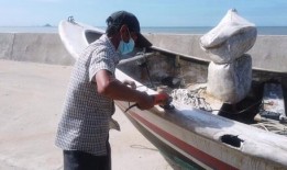 渔民演戏吃瓜视频播放,视频播放引发网友热议