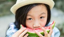 吃瓜外国小女孩视频,萌态可掬萌翻网友