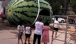 吃小瓜的搞笑配音视频,搞笑配音视频带你欢乐一夏