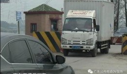 吃瓜群众救车视频,惊险瞬间！吃瓜群众勇救被困车辆