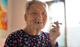 老奶奶说话吃瓜视频大全,趣味横生的老年生活瞬间