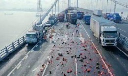 邕江大桥吃瓜事故视频