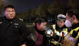 交警开罚单吃瓜群众视频,引发网友热议