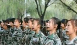 广西军训教官吃瓜视频,揭秘军营里的“休闲时光”