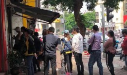 打架时的吃瓜群众视频,一场街头冲突，围观者的视角记录