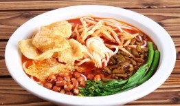 大瓜头吃螺蛳粉视频,辣味十足，网友直呼过瘾！