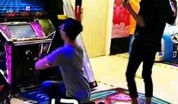 美女跳舞整蛊吃瓜视频,意外整蛊吃瓜群众，笑料百出！