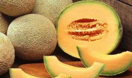 两岁宝宝吃哈密瓜视频,萌态十足引网友热议