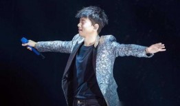 张杰录视频吃瓜