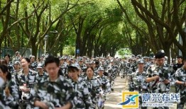 最新吃瓜军训视频播放,最新视频曝光，萌新们笑料百出