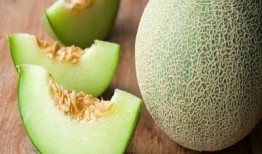 两岁宝宝吃哈密瓜视频,萌态十足引网友热议