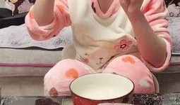 阿坤和瓜帅吃蛋糕视频播放,共享蛋糕欢乐时光