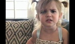 吃瓜外国小女孩视频,萌态可掬萌翻网友