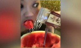 表情包抱美女吃瓜视频,瓜田李下，美艳动人