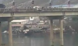 邕江大桥吃瓜事故视频