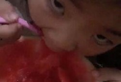 宝宝拍戏吃瓜视频