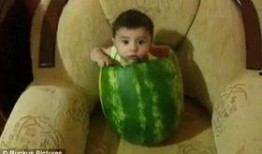 儿童吃瓜儿童视频,小宝贝欢乐吃瓜瞬间