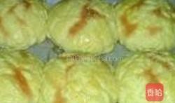 小花妞吃哈密瓜面包视频,萌态十足引网友爆笑