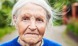 老奶奶说话吃瓜视频大全,趣味横生的老年生活瞬间