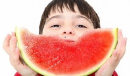 二岁小孩吃瓜视频,萌态十足萌化人心