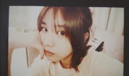 情侣对镜自拍吃瓜视频