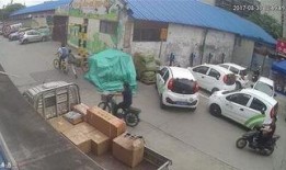 交警开罚单吃瓜群众视频,引发网友热议