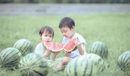 儿童吃瓜儿童视频,小宝贝欢乐吃瓜瞬间