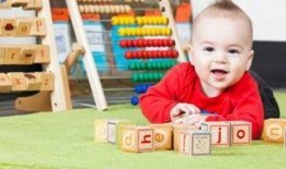 二岁小孩吃瓜视频,萌态十足萌化人心