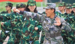 广西军训教官吃瓜视频,揭秘军营里的“休闲时光”