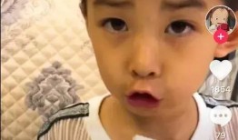 抖音吃瓜婴儿视频,吃瓜婴儿萌态十足，萌化网友心