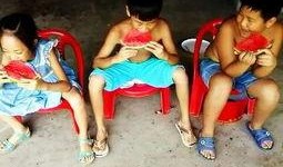 路边吃瓜比赛视频,吃瓜大赛一触即发，谁将笑到最后？